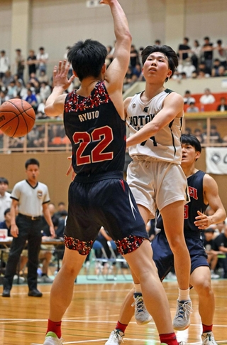 バスケットボール男子決勝・報徳-育英　第４クオーター、シュートと見せかけてパスを出す報徳の北村（右）＝西宮市ライフパートナーアリーナ（撮影・大田将之）