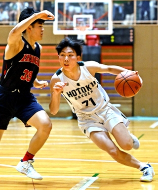 バスケットボール男子決勝・報徳-育英　第４クオーター、攻め込む報徳の北村（７１）＝西宮市ライフパートナーアリーナ（撮影・大田将之）