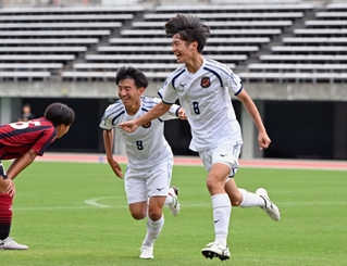 サッカー男子決勝・三田学園-神戸弘陵　後半、先制ゴールを決め、笑顔でベンチへ走り出す神戸弘陵のＭＦ下酔尾（右）＝三木総合防災公園陸上競技場（撮影・風斗雅博）