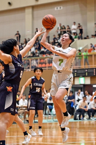 バスケットボール女子決勝・三田松聖-市尼崎　第３クオーター、シュートを放つ三田松聖の東（７）＝西宮市ライフパートナーアリーナ（撮影・大田将之）