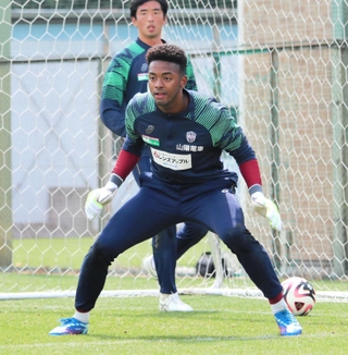 今季神戸に加入し、少ないチャンスに懸けるＧＫオビ＝３月19日、神戸市西区、いぶきの森球技場