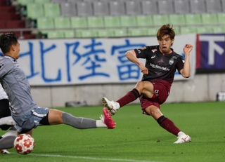 神戸－富山　前半、シュートを決める神戸の宮代（右）＝ノエビアスタジアム神戸（撮影・笠原次郎）