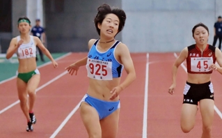 女子４００メートル決勝　初優勝を飾った北摂三田の斎藤朱里（中央）
