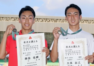 男子４００メートルを制した滝川第二の久保拓己（右）と、２位に入った社の橋詰竜輝