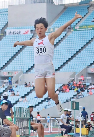 男子走り幅跳び決勝　７メートル５４で優勝した小野の藤本涼哉