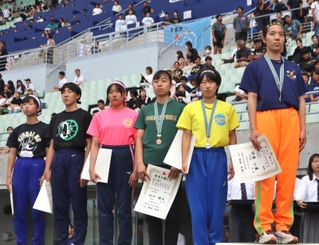 女子２００メートルは、優勝した仲埜心葉（右端）ら上位４人を兵庫勢が占めた