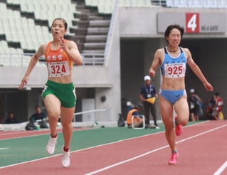 女子２００メートル決勝　優勝した市西宮の仲埜心葉（左）と、２位の斎藤朱里（北摂三田）