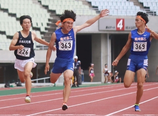 男子２００メートル決勝　兵庫高校新記録の21秒03でフィニッシュした滝川第二の年綱晃広（中央）。右は２位に入った滝川第二の久保拓己