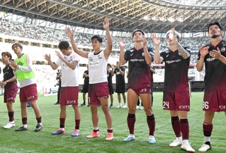 神戸－川崎　決勝ゴールを決めた神戸の武藤（中央）＝撮影・園田高夫