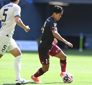 神戸－川崎　後半、右サイドをドリブルで切れ込む神戸・武藤（撮影・園田高夫）