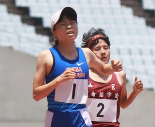 女子３０００メートル決勝　前半からレースを引っ張り優勝した須磨学園の池野絵莉（１）