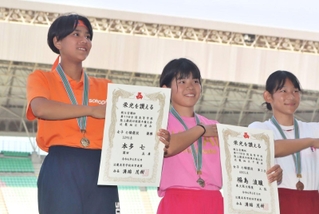 女子七種競技を兵庫高校新記録で制した園田の本多七（左端）