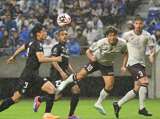 Ｇ大阪－神戸　前半、頭で合わせて相手ゴールに迫る神戸の大迫（中央）＝２２日午後、パナソニックスタジアム吹田（撮影・大田将之）