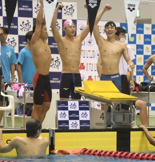 競泳男子４００メートルメドレーリレーを制し、喜ぶ須磨学園の選手ら（中央）