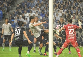 Ｇ大阪－神戸　前半、神戸の大迫（中央）がネットを揺らしたが、直前にファウルがあったとしてゴールが取り消される（撮影・大田将之）