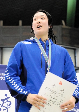競泳女子５０メートル自由形を制した神戸野田の松山優杏＝神戸市立ポートアイランドスポーツセンター