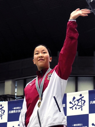 競泳女子２００メートル平泳ぎに続き、１００メートル平泳ぎも制した雲雀丘の小林愛莉＝神戸市立ポートアイランドスポーツセンター