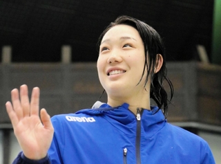 競泳女子５０メートル自由形を制した神戸野田の松山優杏＝神戸市立ポートアイランドスポーツセンター