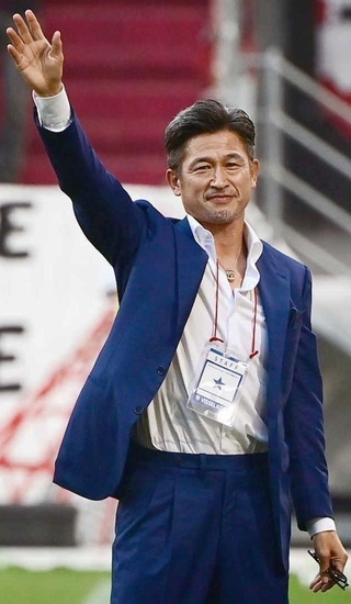 ルヴァン・カップの神戸-横浜ＦＣ戦前、両チームに所属経験がある三浦知良が登場した＝２０２３年６月、ノエビアスタジアム神戸