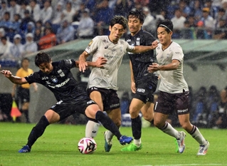 神戸のエース大迫（左から２人目）＝２２日、パナソニックスタジアム吹田