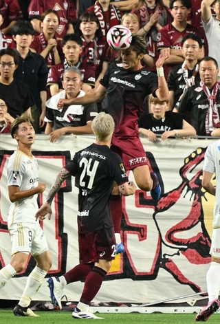 神戸－町田　前半、高さを生かして守る神戸の菊池（撮影・大田将之）