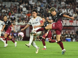 神戸-町田　後半、シュートを放つ神戸の大迫（右）＝撮影・大田将之