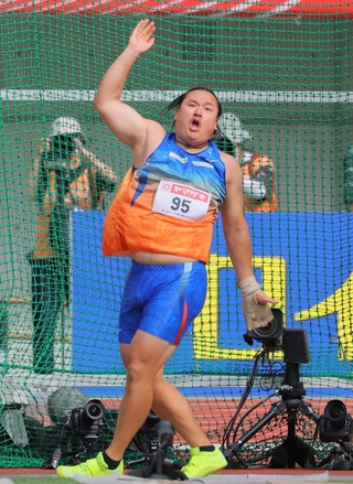 ハンマーを投げ、叫ぶ中川達斗＝デンカビッグスワンスタジアム（撮影・吉澤敬太）