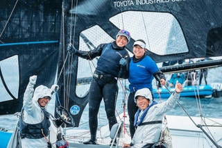 セーリング女子４９ｅｒＦＸ級のパリ五輪代表、田中美紗樹（中央）と永松瀬羅（左）＝４月、フランス・イエール沖（提供・セーリングエナジー／フレンチオリンピックウィーク）