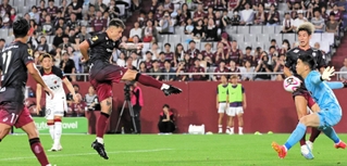 神戸-鹿島　前半、ＣＫからの流れで神戸のトゥーレルがゴールを決め、２-１と勝ち越す＝ノエビアスタジアム神戸（撮影・中西幸大）