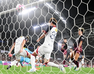 神戸-鹿島　前半、ＣＫからの流れで神戸のトゥーレルがゴールを決め、２-１と勝ち越す＝ノエビアスタジアム神戸（撮影・中西幸大）