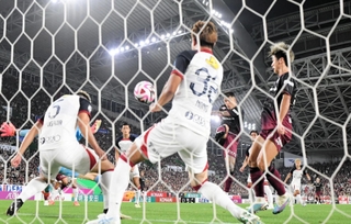 神戸-鹿島　前半、ＣＫからの流れで神戸のトゥーレルがゴールを決め、２-１と勝ち越す＝ノエビアスタジアム神戸（撮影・中西幸大）