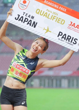 女子走り幅跳びで五輪代表を内定させ喜ぶ秦澄美鈴