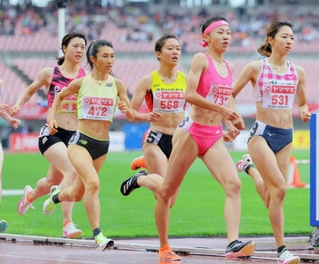 女子８００メートルで力走する久保凜（右から２人目）と田中希実（左から２人目）