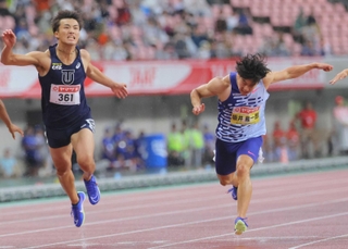 男子１００メートルで競り合ってゴールする坂井隆一郎（右）と柳田大輝