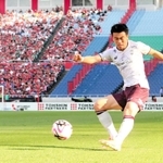 浦和－神戸　前半、左サイドでクロスを上げる神戸の初瀬（右）＝埼玉スタジアム