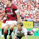 浦和－神戸　前半、ヘディングシュートを放つ神戸の大迫（中央下）＝埼玉スタジアム