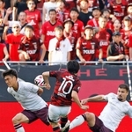 浦和－神戸　後半、神戸の山川（左）とトゥーレル（右）が阻止しようとしたが、浦和の中島（10）に同点ゴールを許す