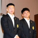 パリ五輪の壮行会で笑顔を見せるレスリングの日下尚（左）と清岡幸大郎＝神戸ポートピアホテル