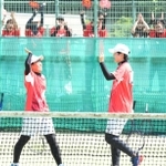 ソフトテニス女子団体決勝・神戸星城-須磨学園　優勝を決めて喜ぶ須磨学園の竹平（左）と中谷＝しあわせの村（撮影・笠原次郎）