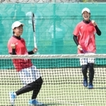 ソフトテニス女子団体決勝・神戸星城-須磨学園　ポイントを決めて喜ぶ須磨学園の竹平（左）と中谷＝しあわせの村（撮影・笠原次郎）