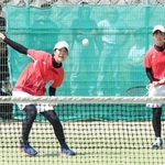 ソフトテニス女子団体決勝・神戸星城-須磨学園　息の合ったプレーで勝利した須磨学園の中谷（左）と竹平＝しあわせの村（撮影・笠原次郎）