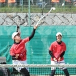 ソフトテニス女子団体決勝・神戸星城-須磨学園　スマッシュを決める須磨学園の竹平（手前）と中谷＝しあわせの村（撮影・笠原次郎）