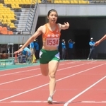 陸上女子２００メートル決勝　兵庫高校新記録で優勝した市西宮の仲埜心葉（中央）