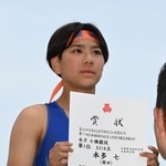 陸上女子七種競技を兵庫高校新記録で制止、表彰を受ける園田の本多七＝ユニバー記念競技場（撮影・大田将之）