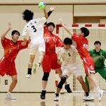 ハンドボール男子決勝・神戸国際大付-東播磨　前半、シュートを防ぐ神戸国際大付の石原（７）、吉田（１３）ら＝神戸市立中央体育館（撮影・長嶺麻子）