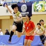 ハンドボール女子決勝・神戸星城-明石　前半、シュートを放つ神戸星城の中野柚季＝神戸市立中央体育館（撮影・長嶺麻子）