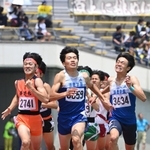 陸上男子８００メートル決勝　１年生ながら１５００メートルに続いて優勝した須磨学園の梅田大陸（中央）＝ユニバー記念競技場（撮影・大田将之）