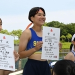 陸上女子七種競技を兵庫高校新記録で制し、表彰を受ける園田の本多七（中央）＝ユニバー記念競技場（撮影・大田将之）