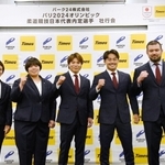 壮行会で記念写真に納まる柔道の（左から）阿部詩、素根輝、阿部一二三、橋本壮市、ウルフ・アロン＝５日、東京都内