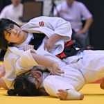 柔道女子団体決勝・武庫川大付-東洋大姫路　寝技に持ち込み、一本勝ちした武庫川大付の先鋒中谷（上）＝高砂市総合体育館（撮影・風斗雅博）